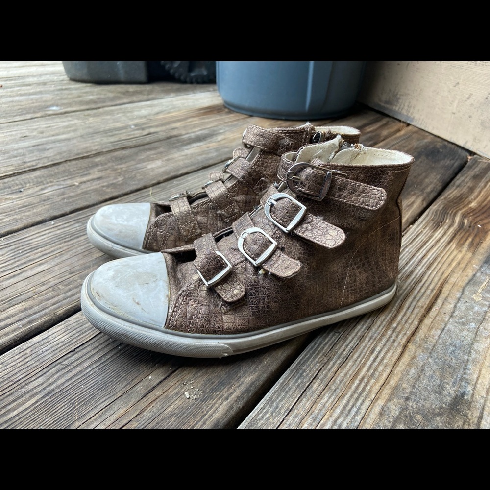Lester’s sneakers